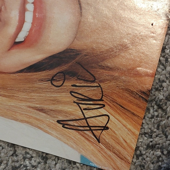 Avril Lavigne Hand Signed Autograph Photo - Picture 2 of 6